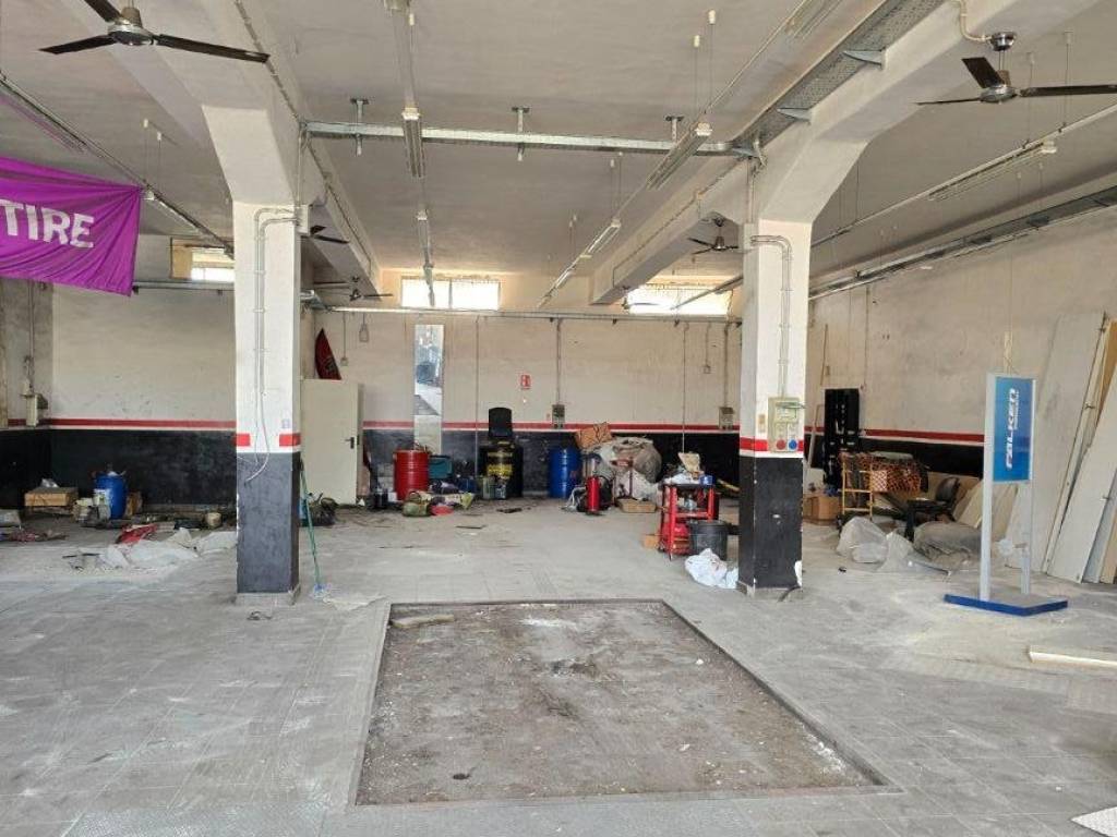 negozio in vendita a Roma in zona Tuscolano