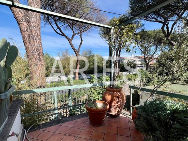 casa indipendente in vendita a Roma in zona Casal Palocco