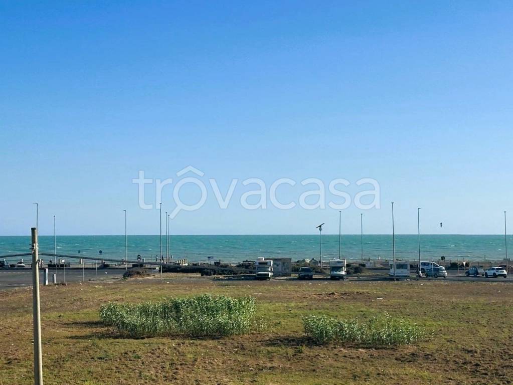 appartamento in vendita a Roma in zona Lido di Castel Fusano