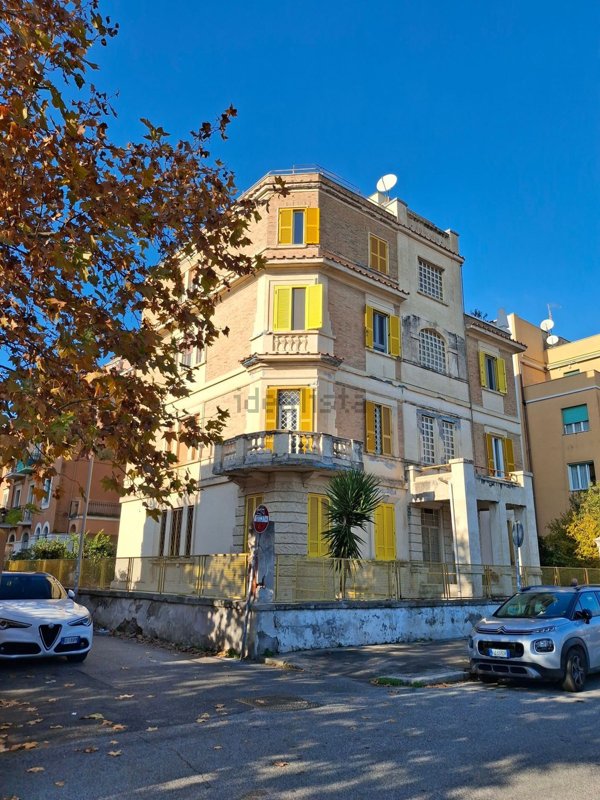 appartamento in vendita a Roma in zona Ostia