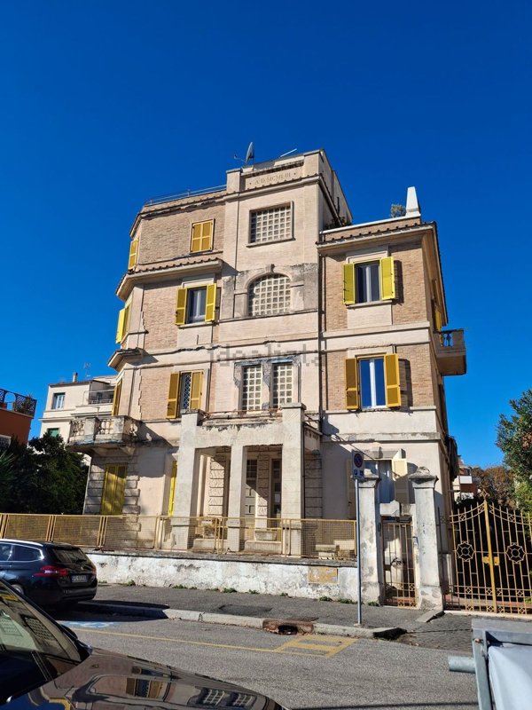 appartamento in vendita a Roma in zona Ostia