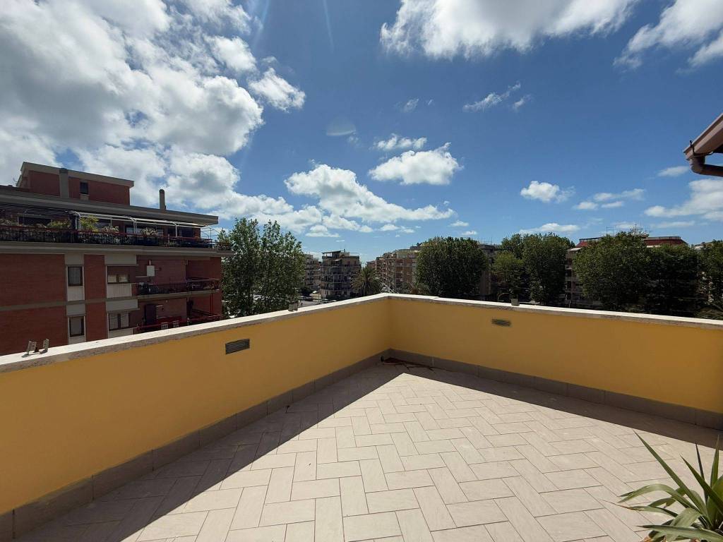 appartamento in vendita a Roma in zona Ostia