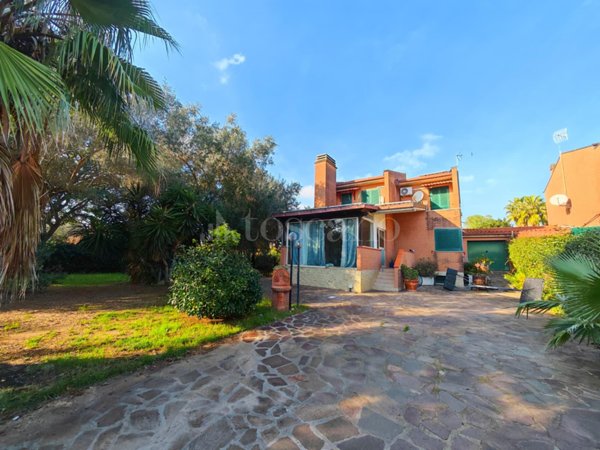 casa indipendente in vendita a Roma in zona Casal Palocco