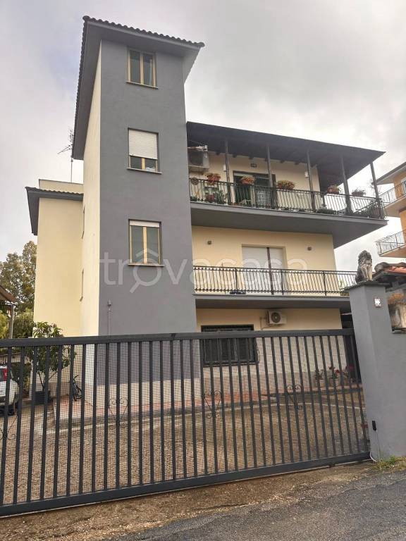 appartamento in vendita a Roma in zona Torrione Cerquetta
