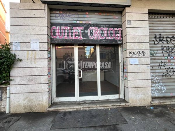 negozio in vendita a Roma in zona Tuscolano