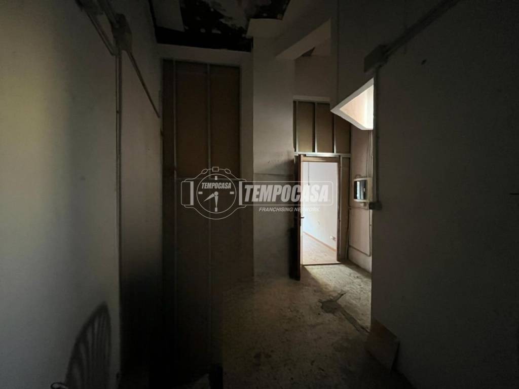 negozio in vendita a Roma in zona Tuscolano