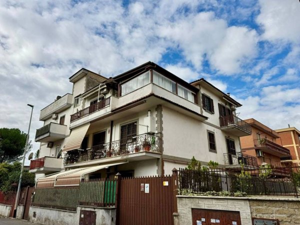 appartamento in vendita a Roma in zona Torre Angela