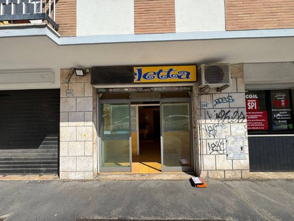 negozio in vendita a Roma in zona Cinecittà