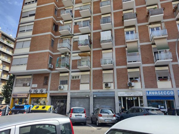 negozio in vendita a Roma in zona Portuense