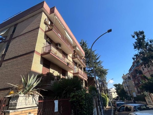 appartamento in vendita a Roma in zona Giuliano Dalmata