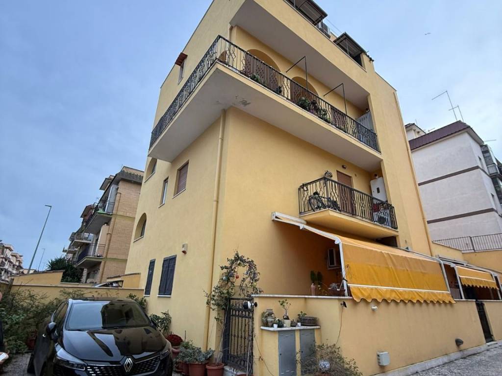 appartamento in vendita a Roma in zona Tor Bella Monaca