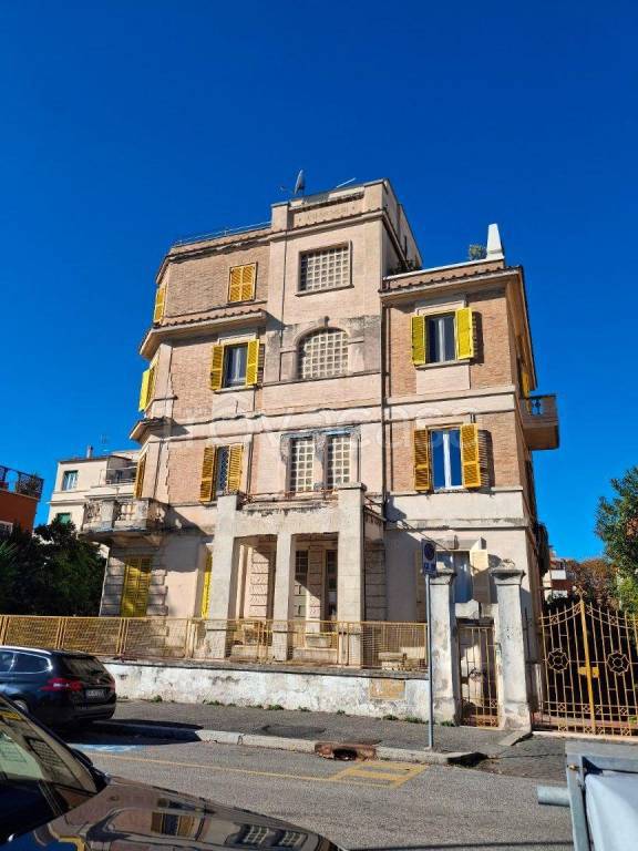 appartamento in vendita a Roma in zona Ostia