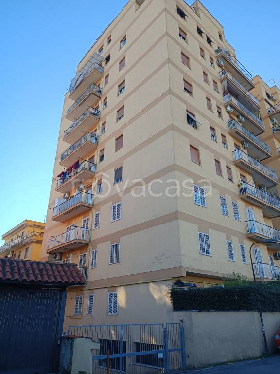 appartamento in vendita a Roma in zona Torre Angela