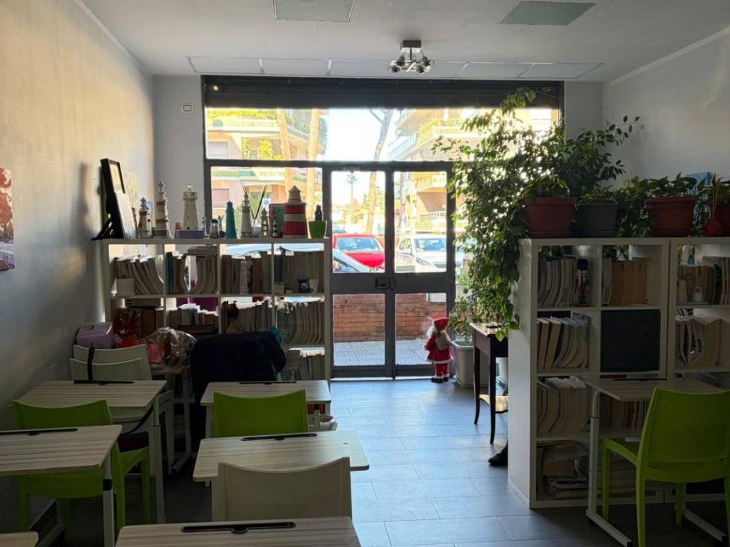 negozio in vendita a Roma in zona Tomba di Nerone