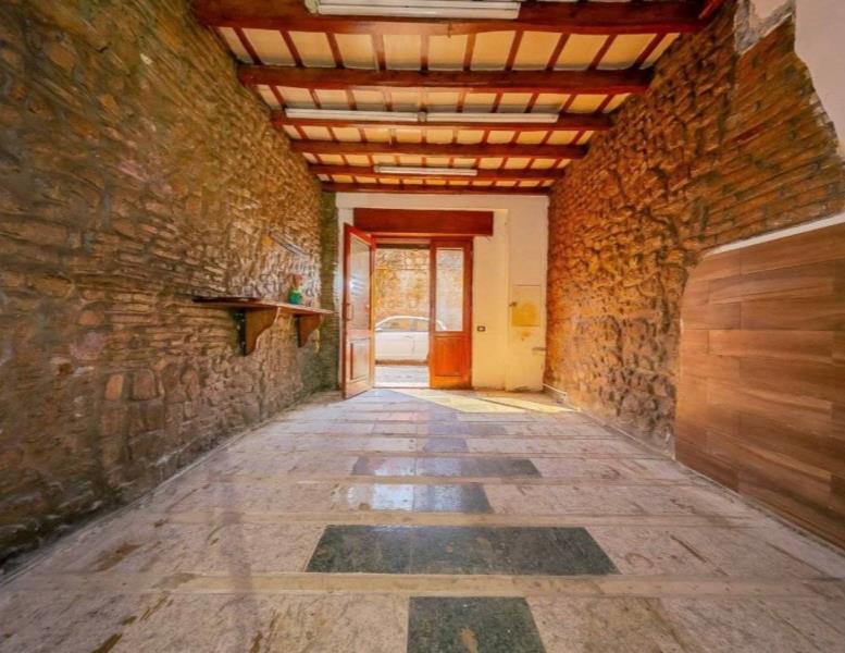 locale commerciale in vendita a Roma in zona Trastevere