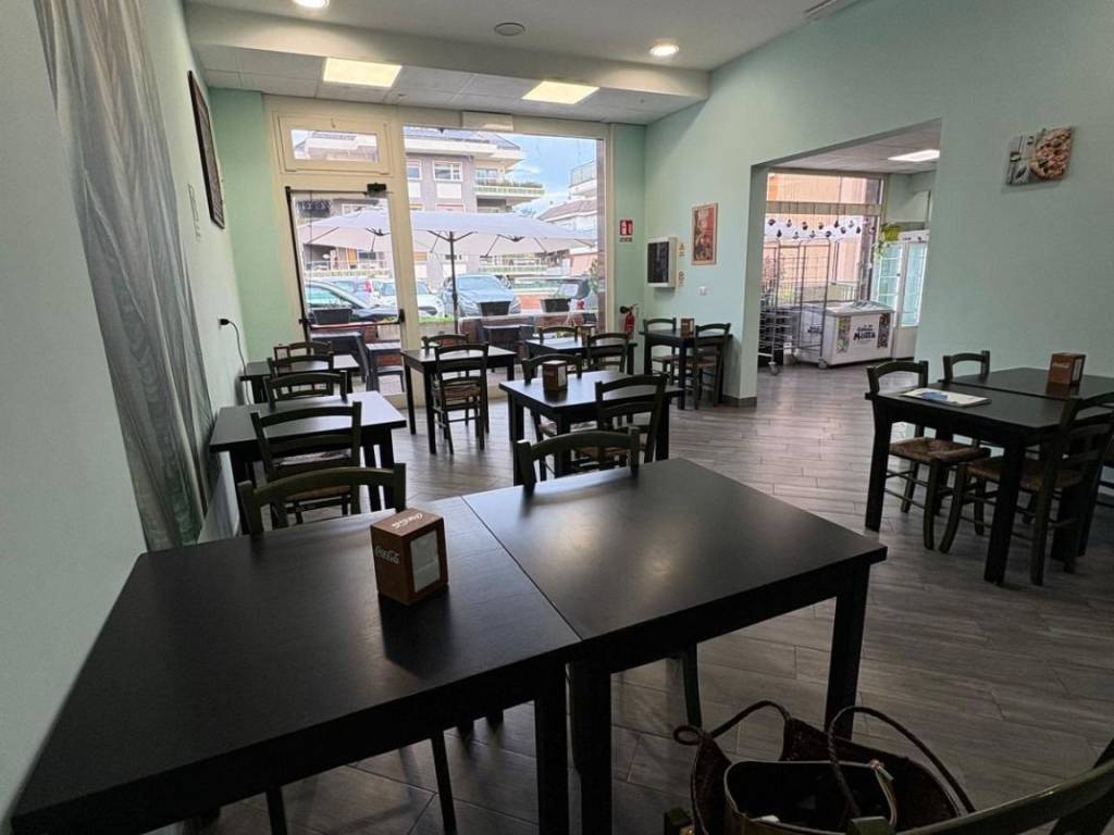 negozio in vendita a Roma in zona Tomba di Nerone