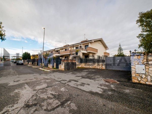 casa indipendente in vendita a Roma in zona Infernetto