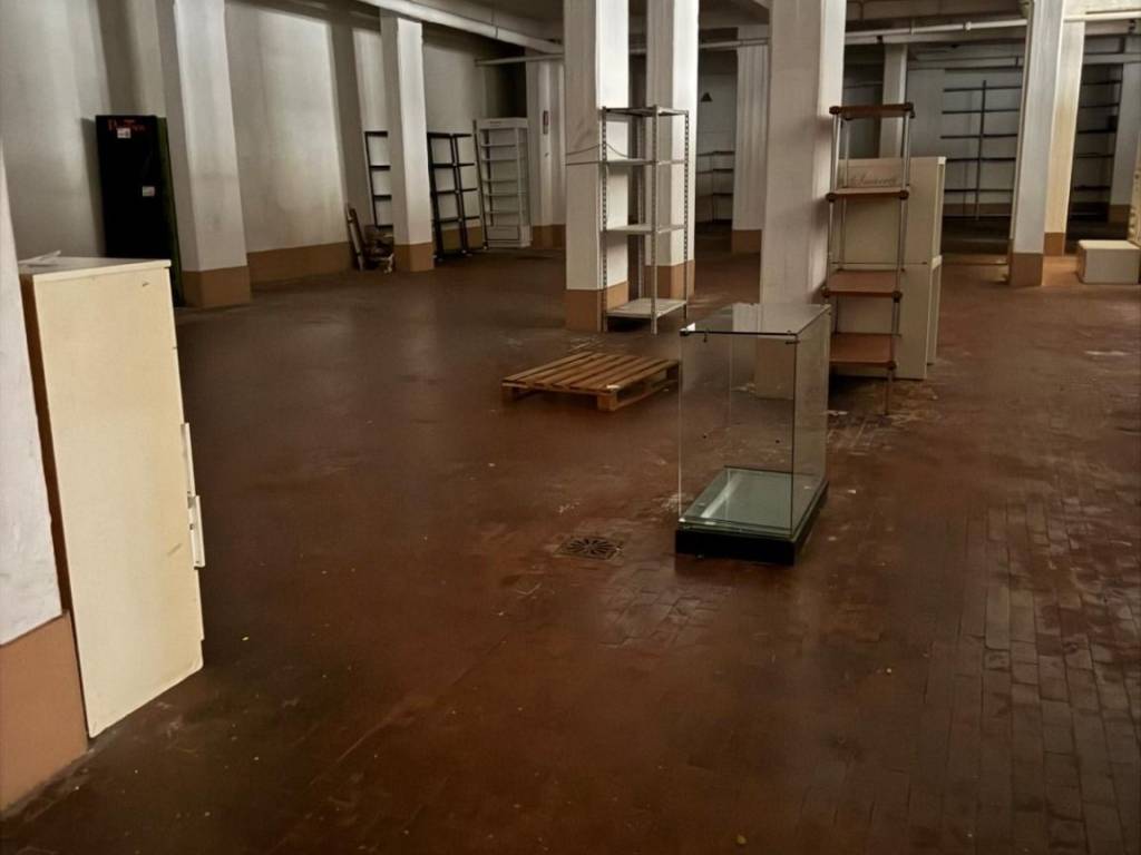 locale commerciale in vendita a Roma in zona Appio Claudio