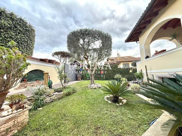 casa indipendente in vendita a Roma in zona Infernetto