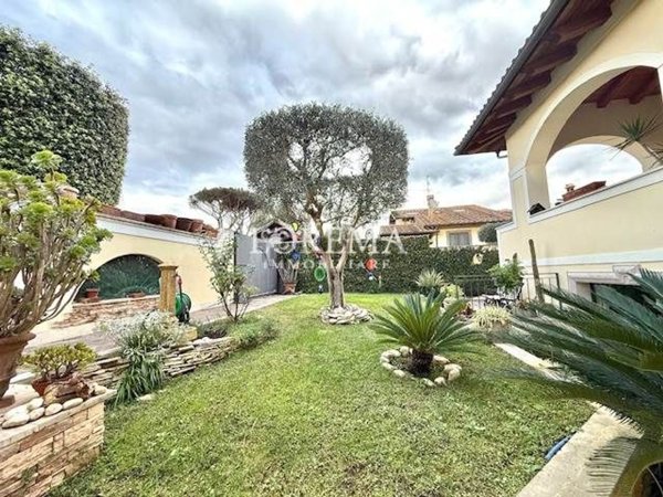 casa indipendente in vendita a Roma in zona Infernetto