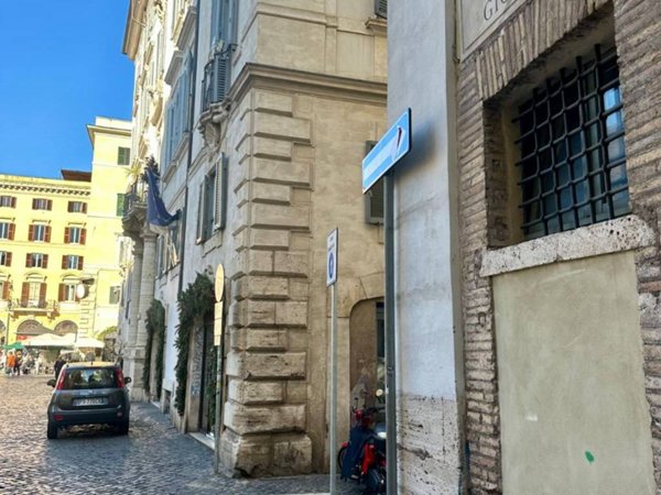 locale commerciale in vendita a Roma in zona Rione Regola