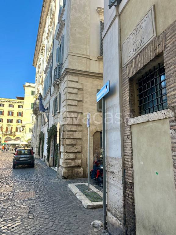 locale commerciale in vendita a Roma in zona Rione Regola