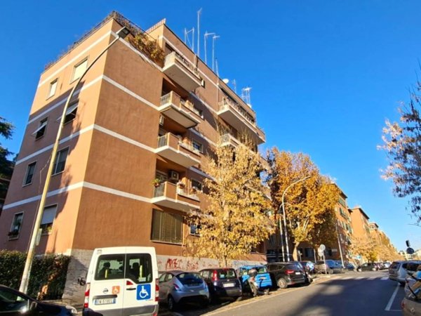 appartamento in vendita a Roma in zona Ostiense