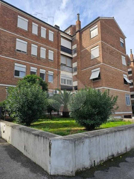 appartamento in vendita a Roma in zona Torre Spaccata