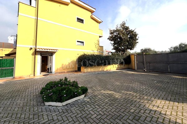 appartamento in vendita a Roma in zona Pantan Monastero