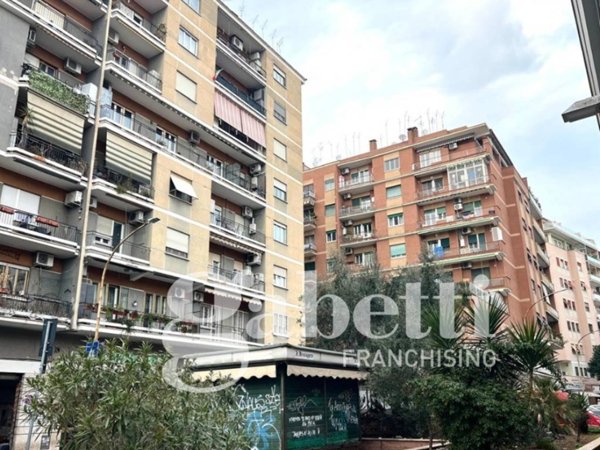 appartamento in vendita a Roma in zona Tuscolano