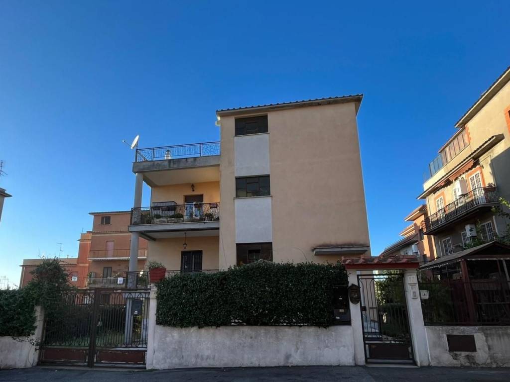 appartamento in vendita a Roma in zona Torre Angela