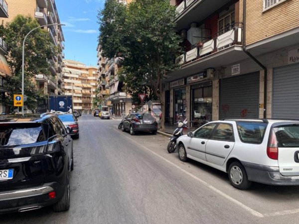 negozio in vendita a Roma in zona Tuscolano