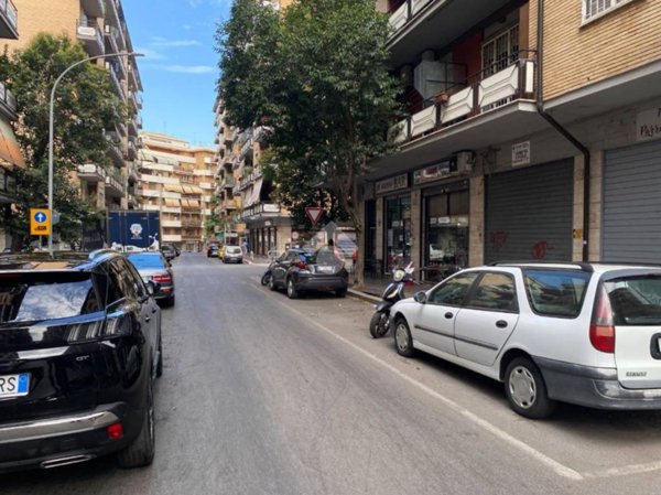 negozio in vendita a Roma in zona Tuscolano