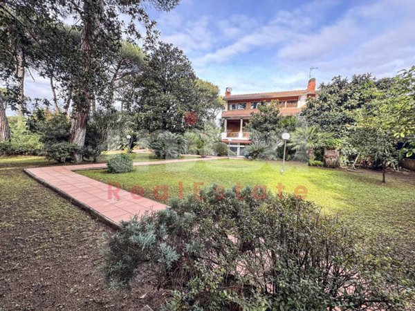 casa indipendente in vendita a Roma in zona Infernetto