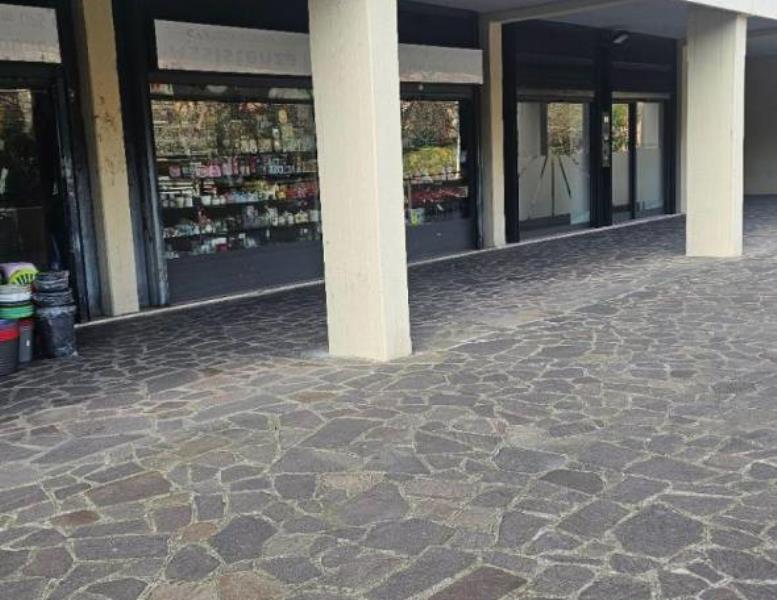 negozio in vendita a Roma in zona Spinaceto