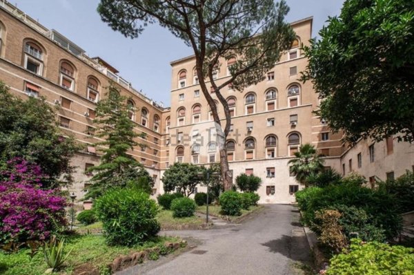appartamento in vendita a Roma in zona Ostiense