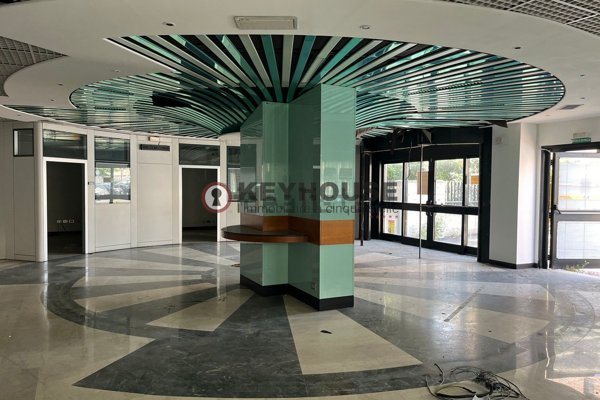 locale commerciale in vendita a Roma in zona Torrino