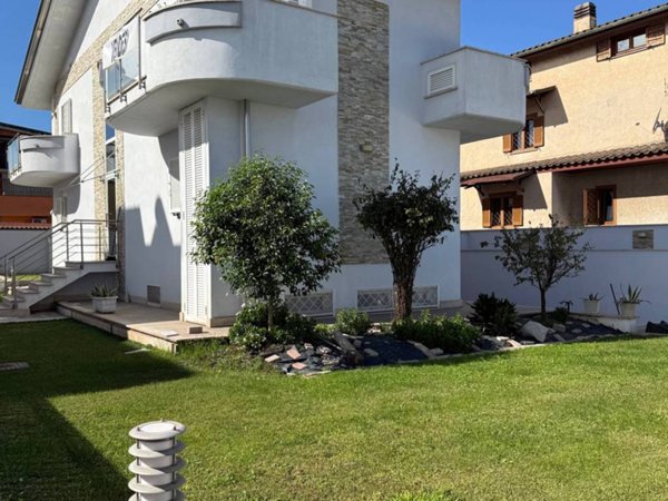 appartamento in vendita a Roma in zona Osteria del Curato