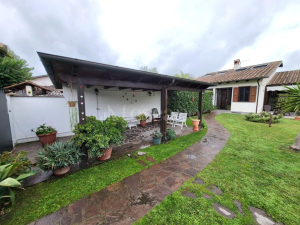 casa indipendente in vendita a Roma in zona Infernetto
