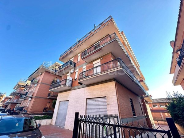 appartamento in vendita a Roma in zona Colle del Sole