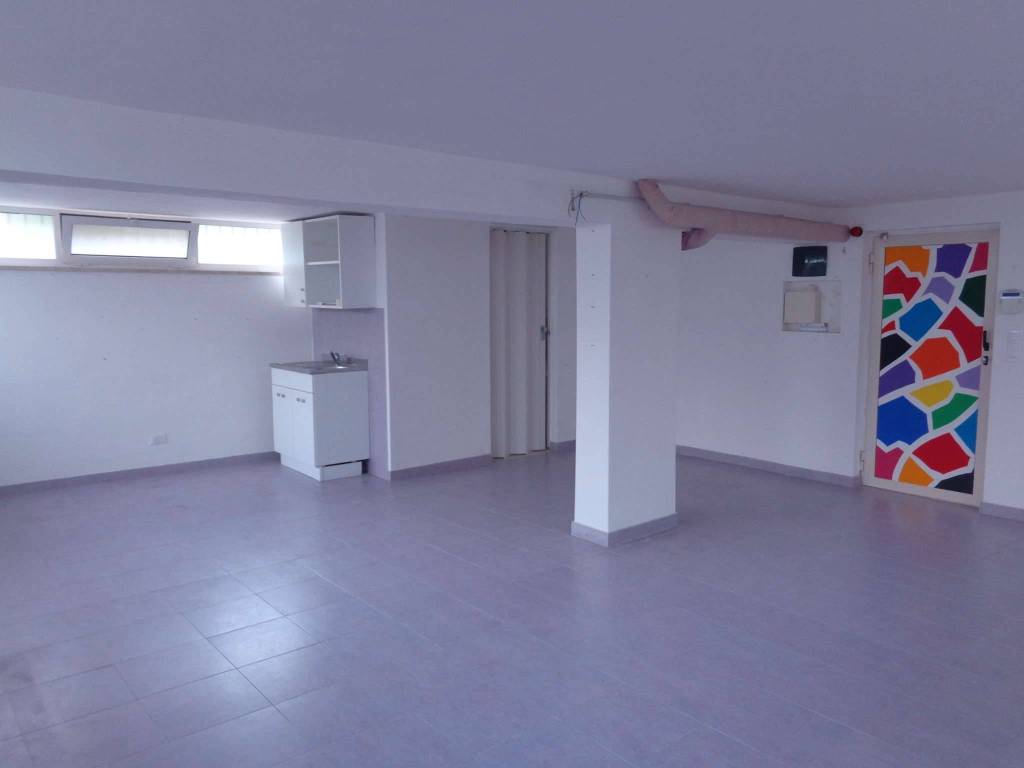 negozio in vendita a Roma in zona Castel Fusano