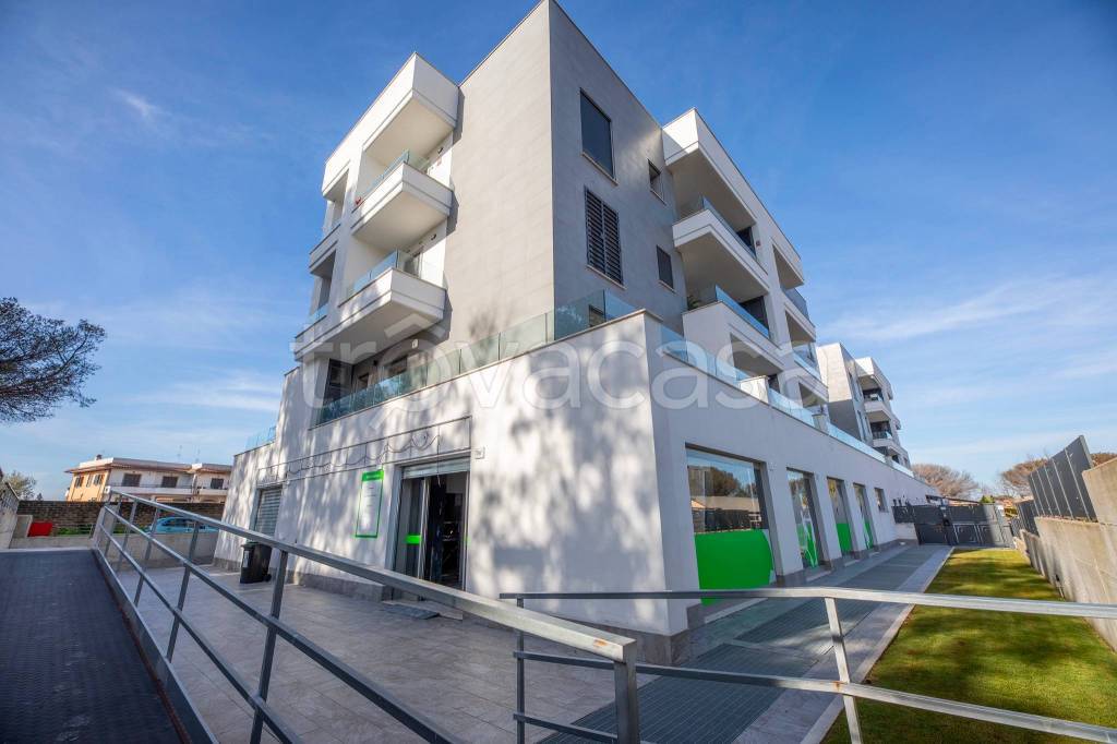 negozio in vendita a Roma in zona Massimina/Casal Lumbroso