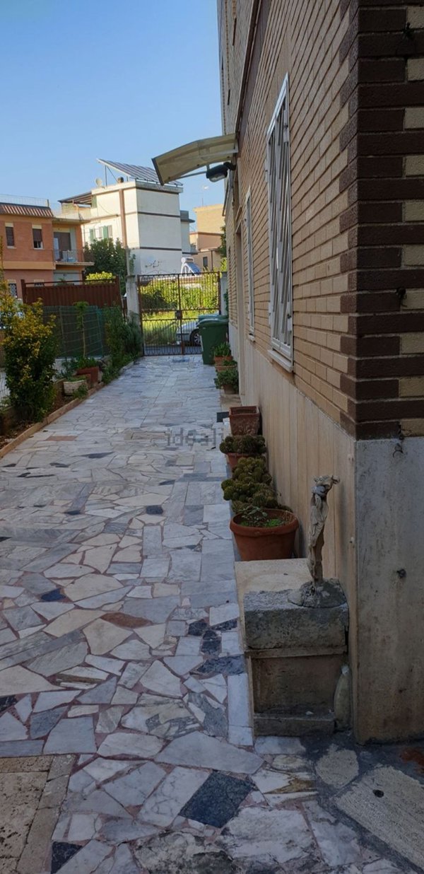 appartamento in vendita a Roma in zona Torre Angela