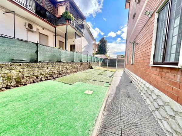 appartamento in vendita a Roma in zona Giardini di Corcolle