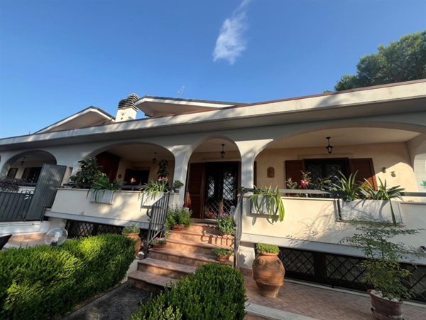 casa indipendente in vendita a Roma in zona Giardini di Corcolle