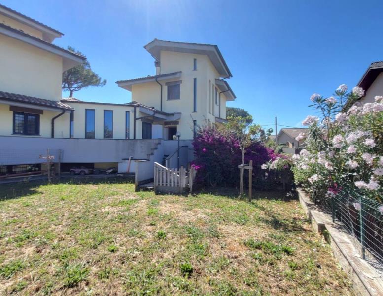 casa indipendente in vendita a Roma in zona Infernetto