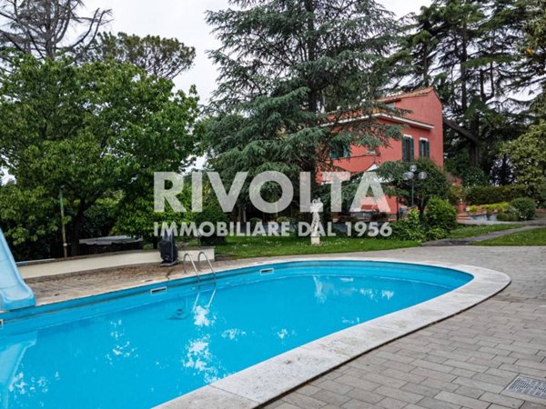 casa indipendente in vendita a Roma in zona Appio Pignatelli