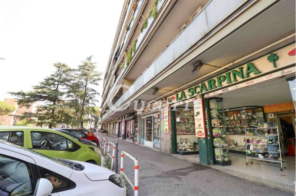 negozio in vendita a Roma in zona Tor Bella Monaca