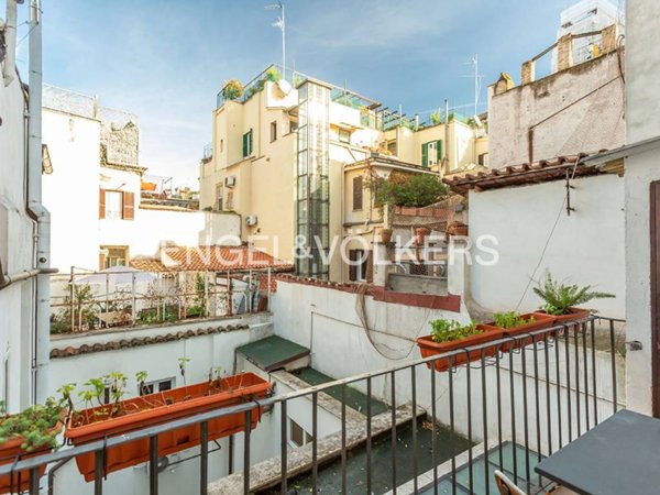 appartamento in vendita a Roma in zona Rione Regola