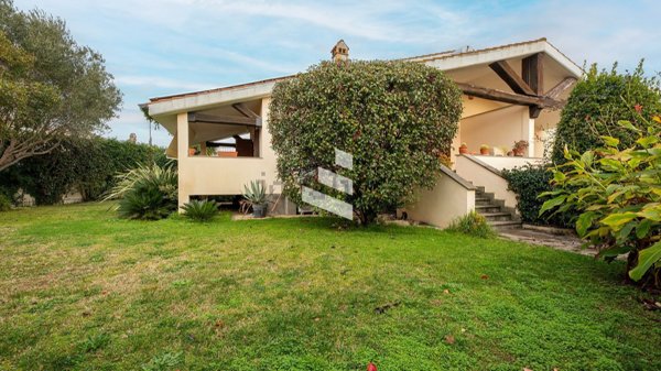 casa indipendente in vendita a Roma in zona Infernetto